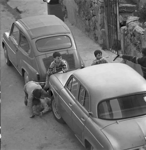 gate, parkerte biler, gutter, lekegevær, lekepistoler, leke 