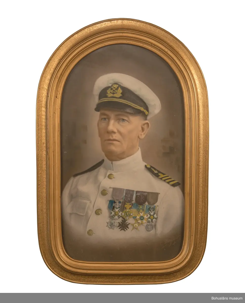 Tolv ordensminiatyrer fördelade och fastsydda på två nålar av guldfärgad metall. 

Ur punktnummerkatalogen 1958-1976:
Kapten E. Göransson, Kungsbacka