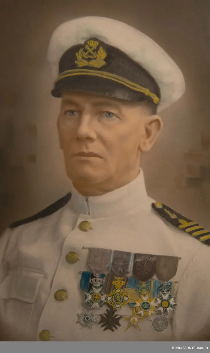 Tolv ordensminiatyrer fördelade och fastsydda på två nålar av guldfärgad metall. 

Ur punktnummerkatalogen 1958-1976:
Kapten E. Göransson, Kungsbacka