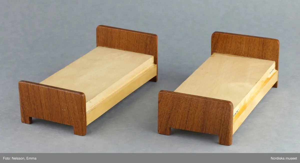 Inventering Sesam 1996-1999:
B 77,5, Djup 36,0, H 119,0 cm
Dockskåp av furu med mellanväggar av plywood, målat i gräddgult, fasaden "putsad" med färg blandad med sågspån. Dockskåpet har dubbeldörrar med lås och en fasad på gångjärn med en dörr och 10 fönster, inspirerad av det första kollektivhuset i funkisstil på John Erikssons gata. Dockskåpet är befolkat av fam. Björnerholm. Gunvor Svartz-Malmberg f. 1925-6 var ca 10 år när hon fick skåpet. 
LS 85
Helena Carlsson