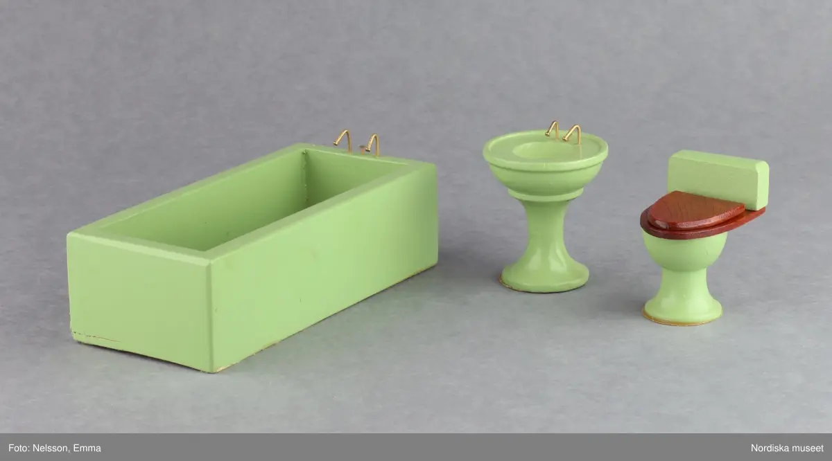 Inventering Sesam 1996-1999:
B 77,5, Djup 36,0, H 119,0 cm
Dockskåp av furu med mellanväggar av plywood, målat i gräddgult, fasaden "putsad" med färg blandad med sågspån. Dockskåpet har dubbeldörrar med lås och en fasad på gångjärn med en dörr och 10 fönster, inspirerad av det första kollektivhuset i funkisstil på John Erikssons gata. Dockskåpet är befolkat av fam. Björnerholm. Gunvor Svartz-Malmberg f. 1925-6 var ca 10 år när hon fick skåpet. 
LS 85
Helena Carlsson