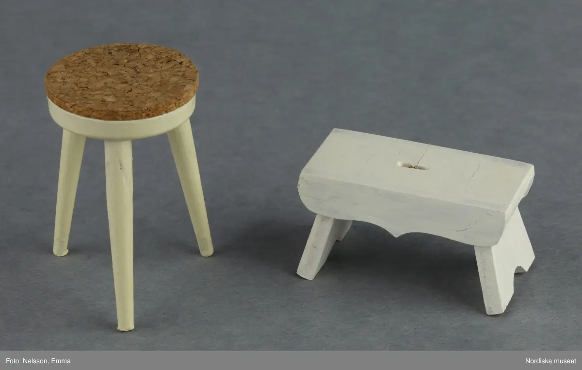 Inventering Sesam 1996-1999:
B 77,5, Djup 36,0, H 119,0 cm
Dockskåp av furu med mellanväggar av plywood, målat i gräddgult, fasaden "putsad" med färg blandad med sågspån. Dockskåpet har dubbeldörrar med lås och en fasad på gångjärn med en dörr och 10 fönster, inspirerad av det första kollektivhuset i funkisstil på John Erikssons gata. Dockskåpet är befolkat av fam. Björnerholm. Gunvor Svartz-Malmberg f. 1925-6 var ca 10 år när hon fick skåpet. 
LS 85
Helena Carlsson
