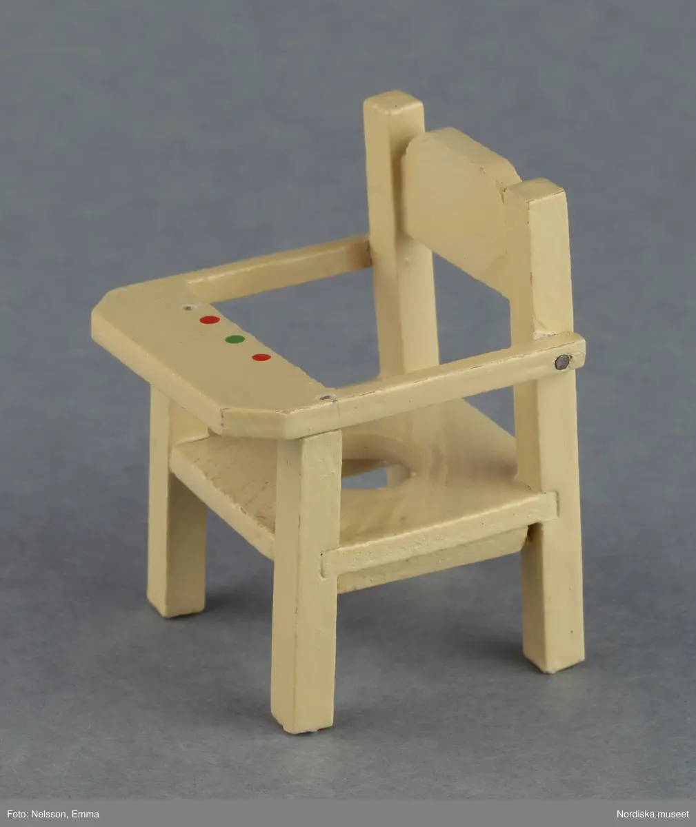 Inventering Sesam 1996-1999:
B 77,5, Djup 36,0, H 119,0 cm
Dockskåp av furu med mellanväggar av plywood, målat i gräddgult, fasaden "putsad" med färg blandad med sågspån. Dockskåpet har dubbeldörrar med lås och en fasad på gångjärn med en dörr och 10 fönster, inspirerad av det första kollektivhuset i funkisstil på John Erikssons gata. Dockskåpet är befolkat av fam. Björnerholm. Gunvor Svartz-Malmberg f. 1925-6 var ca 10 år när hon fick skåpet. 
LS 85
Helena Carlsson