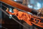 Modell av turumafartyget LODBROK (1771) i Sjöhistoriska museets utställning Klart skepp. Detalj, galjonsbild.