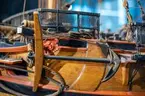 Modell av turumafartyget LODBROK (1771) i Sjöhistoriska museets utställning Klart skepp. Detalj.