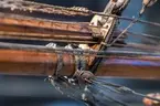Modell av turumafartyget LODBROK (1771) i Sjöhistoriska museets utställning Klart skepp. Detalj.