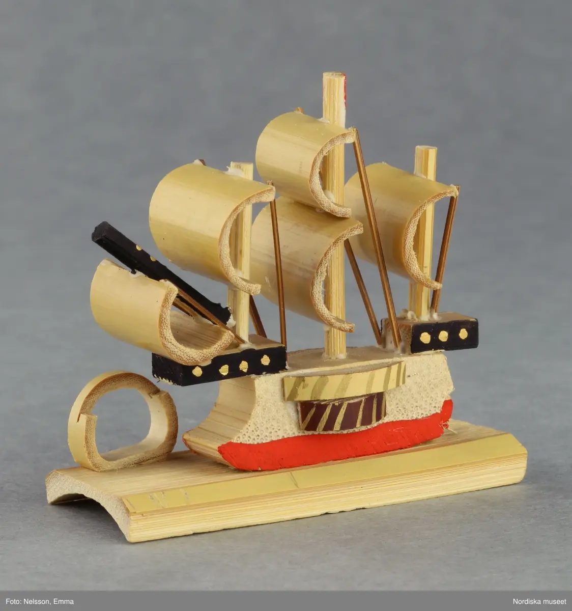 Inventering Sesam 1996-1999:
B 77,5, Djup 36,0, H 119,0 cm
Dockskåp av furu med mellanväggar av plywood, målat i gräddgult, fasaden "putsad" med färg blandad med sågspån. Dockskåpet har dubbeldörrar med lås och en fasad på gångjärn med en dörr och 10 fönster, inspirerad av det första kollektivhuset i funkisstil på John Erikssons gata. Dockskåpet är befolkat av fam. Björnerholm. Gunvor Svartz-Malmberg f. 1925-6 var ca 10 år när hon fick skåpet. 
LS 85
Helena Carlsson