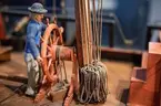 Modell av turumafartyget LODBROK (1771) i Sjöhistoriska museets utställning Klart skepp. Detalj.
