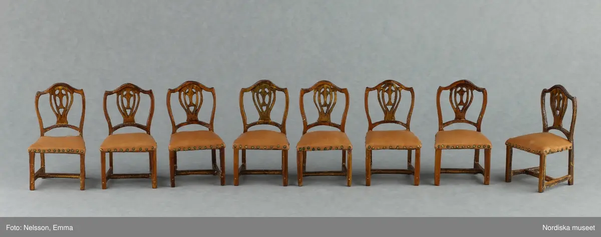 Inventering Sesam 1996-1999:
B 77,5, Djup 36,0, H 119,0 cm
Dockskåp av furu med mellanväggar av plywood, målat i gräddgult, fasaden "putsad" med färg blandad med sågspån. Dockskåpet har dubbeldörrar med lås och en fasad på gångjärn med en dörr och 10 fönster, inspirerad av det första kollektivhuset i funkisstil på John Erikssons gata. Dockskåpet är befolkat av fam. Björnerholm. Gunvor Svartz-Malmberg f. 1925-6 var ca 10 år när hon fick skåpet. 
LS 85
Helena Carlsson