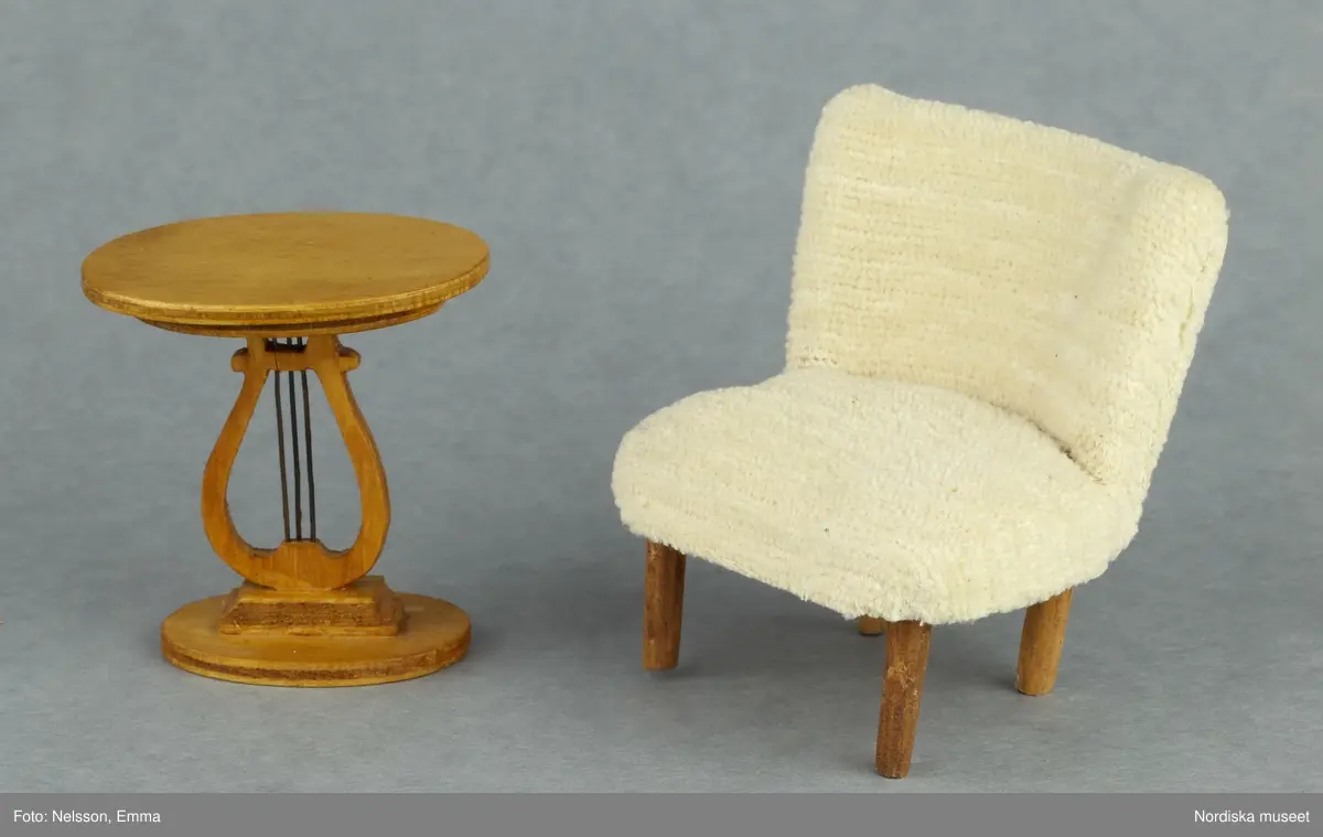 Inventering Sesam 1996-1999:
B 77,5, Djup 36,0, H 119,0 cm
Dockskåp av furu med mellanväggar av plywood, målat i gräddgult, fasaden "putsad" med färg blandad med sågspån. Dockskåpet har dubbeldörrar med lås och en fasad på gångjärn med en dörr och 10 fönster, inspirerad av det första kollektivhuset i funkisstil på John Erikssons gata. Dockskåpet är befolkat av fam. Björnerholm. Gunvor Svartz-Malmberg f. 1925-6 var ca 10 år när hon fick skåpet. 
LS 85
Helena Carlsson