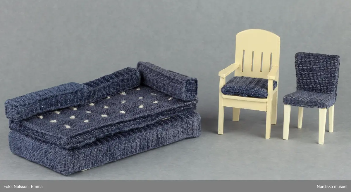 Inventering Sesam 1996-1999:
B 77,5, Djup 36,0, H 119,0 cm
Dockskåp av furu med mellanväggar av plywood, målat i gräddgult, fasaden "putsad" med färg blandad med sågspån. Dockskåpet har dubbeldörrar med lås och en fasad på gångjärn med en dörr och 10 fönster, inspirerad av det första kollektivhuset i funkisstil på John Erikssons gata. Dockskåpet är befolkat av fam. Björnerholm. Gunvor Svartz-Malmberg f. 1925-6 var ca 10 år när hon fick skåpet. 
LS 85
Helena Carlsson