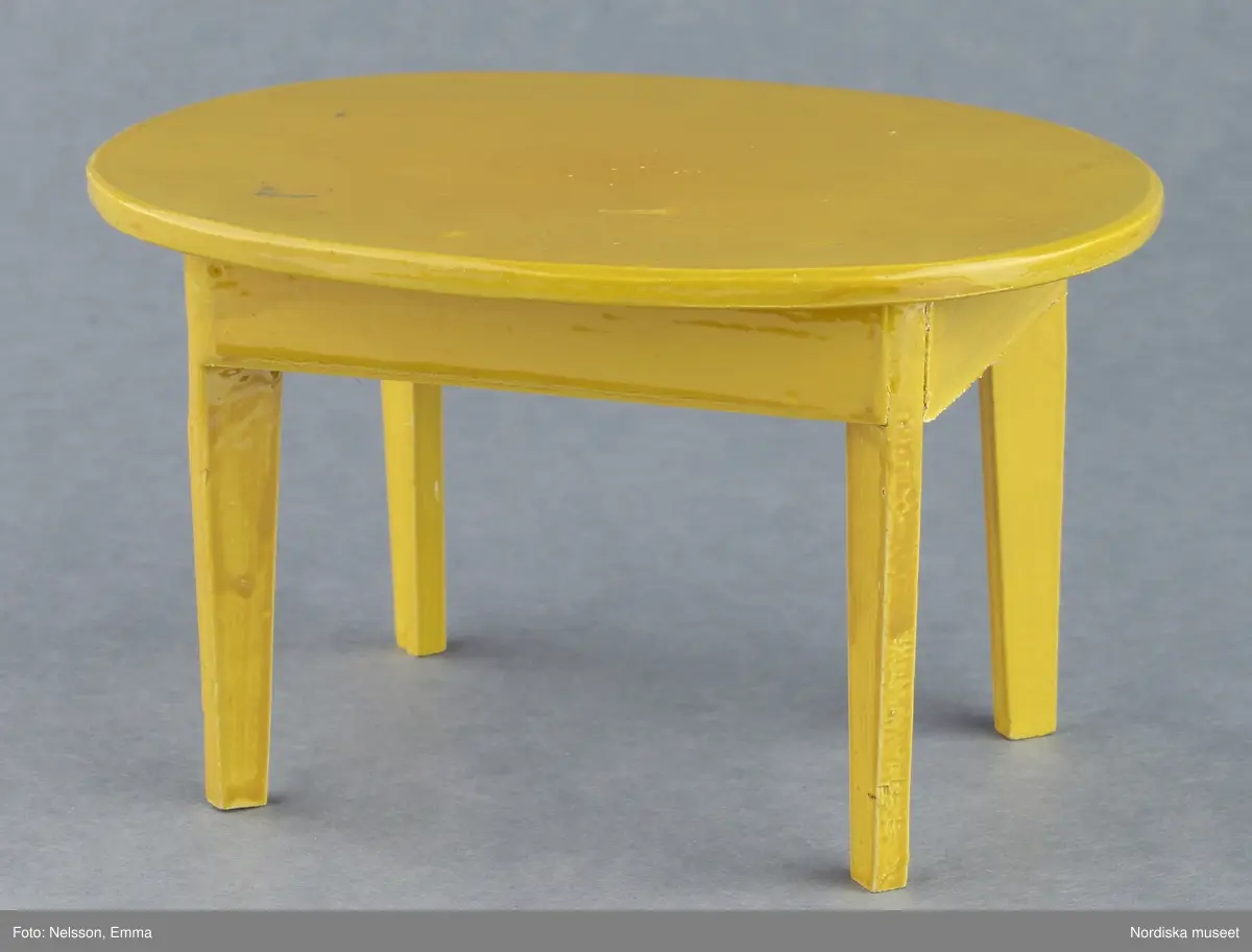 Inventering Sesam 1996-1999:
B 77,5, Djup 36,0, H 119,0 cm
Dockskåp av furu med mellanväggar av plywood, målat i gräddgult, fasaden "putsad" med färg blandad med sågspån. Dockskåpet har dubbeldörrar med lås och en fasad på gångjärn med en dörr och 10 fönster, inspirerad av det första kollektivhuset i funkisstil på John Erikssons gata. Dockskåpet är befolkat av fam. Björnerholm. Gunvor Svartz-Malmberg f. 1925-6 var ca 10 år när hon fick skåpet. 
LS 85
Helena Carlsson