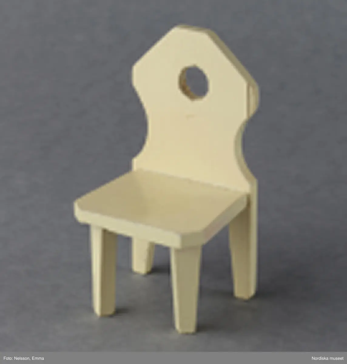 Inventering Sesam 1996-1999:
B 77,5, Djup 36,0, H 119,0 cm
Dockskåp av furu med mellanväggar av plywood, målat i gräddgult, fasaden "putsad" med färg blandad med sågspån. Dockskåpet har dubbeldörrar med lås och en fasad på gångjärn med en dörr och 10 fönster, inspirerad av det första kollektivhuset i funkisstil på John Erikssons gata. Dockskåpet är befolkat av fam. Björnerholm. Gunvor Svartz-Malmberg f. 1925-6 var ca 10 år när hon fick skåpet. 
LS 85
Helena Carlsson