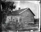 Familj framför bostadshus