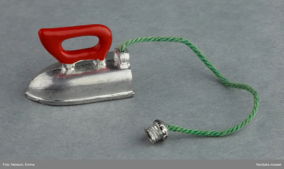 Inventering Sesam 1996-1999:
B 77,5, Djup 36,0, H 119,0 cm
Dockskåp av furu med mellanväggar av plywood, målat i gräddgult, fasaden "putsad" med färg blandad med sågspån. Dockskåpet har dubbeldörrar med lås och en fasad på gångjärn med en dörr och 10 fönster, inspirerad av det första kollektivhuset i funkisstil på John Erikssons gata. Dockskåpet är befolkat av fam. Björnerholm. Gunvor Svartz-Malmberg f. 1925-6 var ca 10 år när hon fick skåpet. 
LS 85
Helena Carlsson