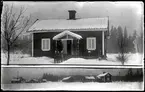 Barn framför litet hus