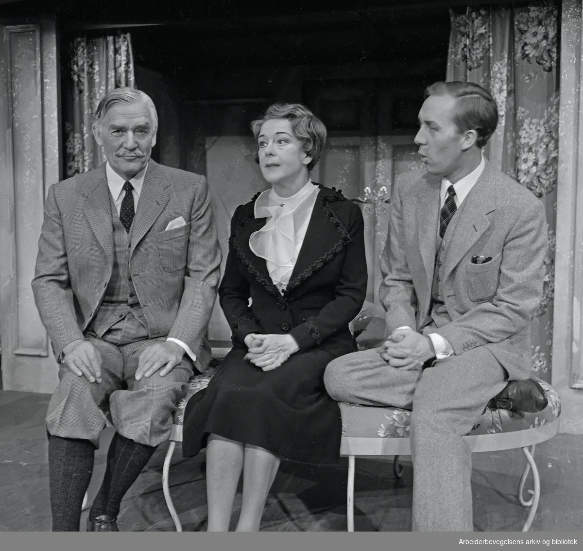 Det Norske Teatrets oppsetting av George Bernhard Shaws Pygmalion. Fra venstre: Harald Heide Steen i rollen som Oberst Pickering, Tordis Maurstad som Mrs. Higgins og Per Theodor Haugen som Professor Higgins. Premiere 26 september 1965.