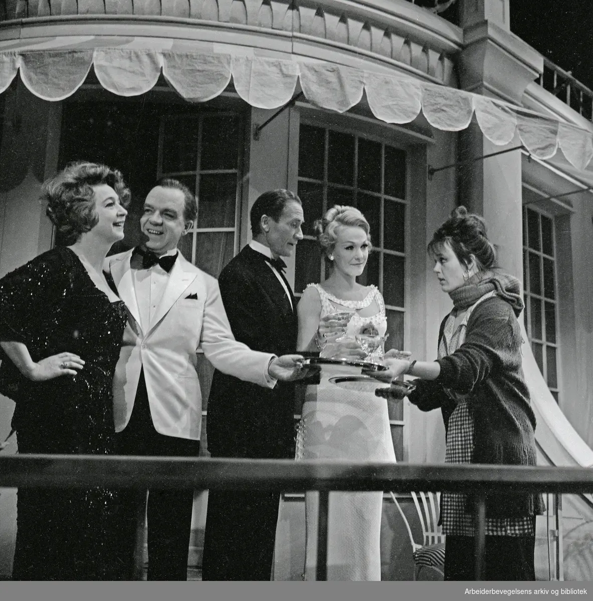 "Privatliv" av Noel Coward. Nationaltheatrets hovedscene. Medvirkende: Wenche Foss, Knut Wigert, Ilse Kramm, Henki Kolstad og Toril G. Havrevold. Premiere 25 november 1965.