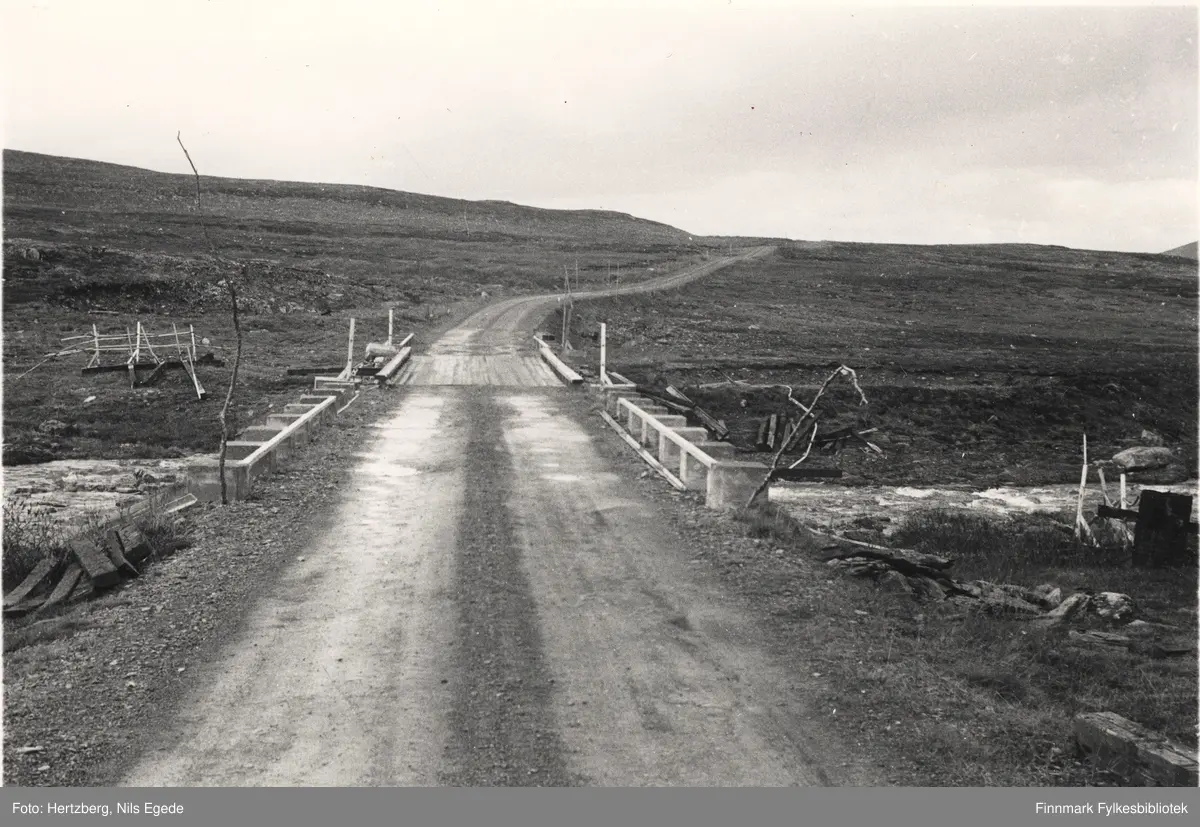 Grusveien og provisorisk bru over Storelva på Ifjordfjellet, 1946.