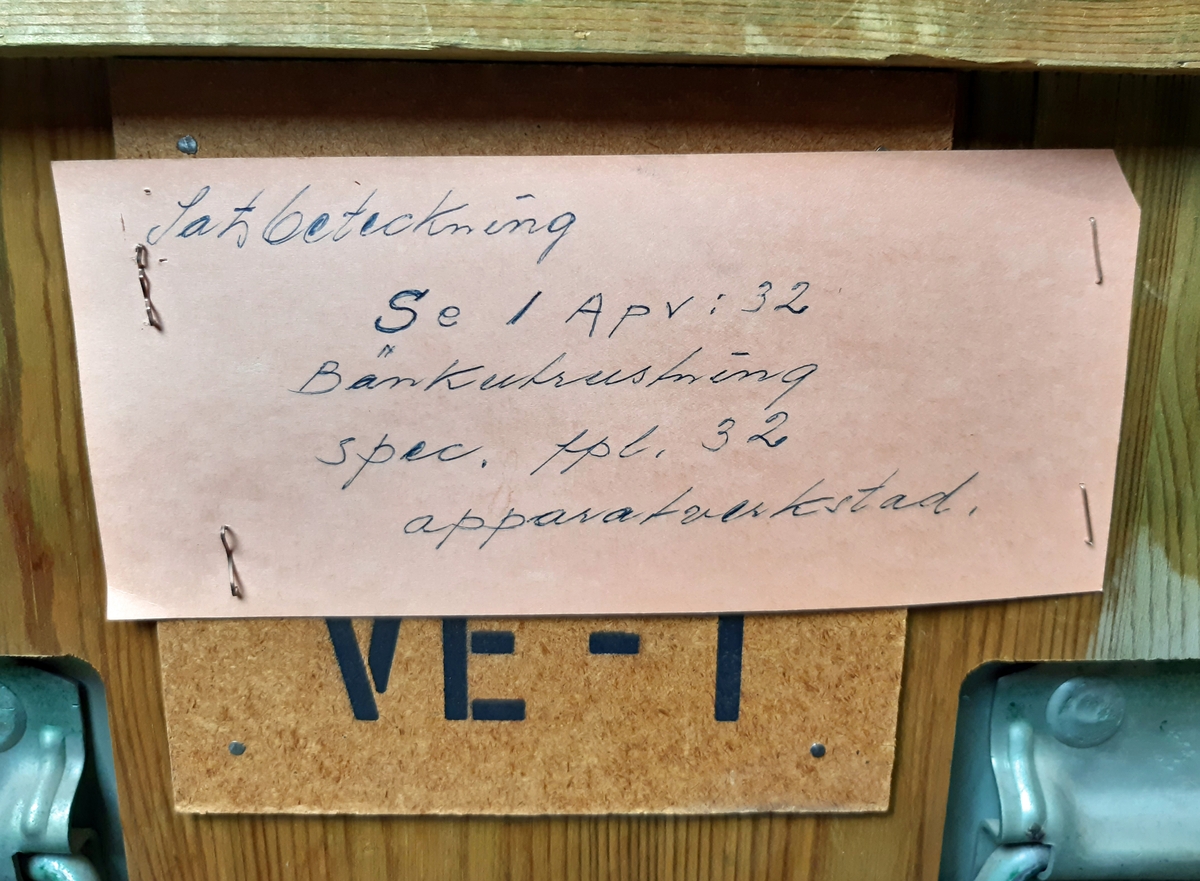 Servicesats Fpl 32, ej komplett, bestående av en förvaringslåda av trä med fyra utdragbara fack. Utsidan märkt "HYD", "VE-1", samt "0194", "SE1 APV:32", "AD". På ena kortsidan finns en etikett med satsbeteckning. Innehåller olika specialverktyg såsom inställningsmallar, provningsdon, spännback, olika verktygsnycklar, samt flertalet kontrollkort.