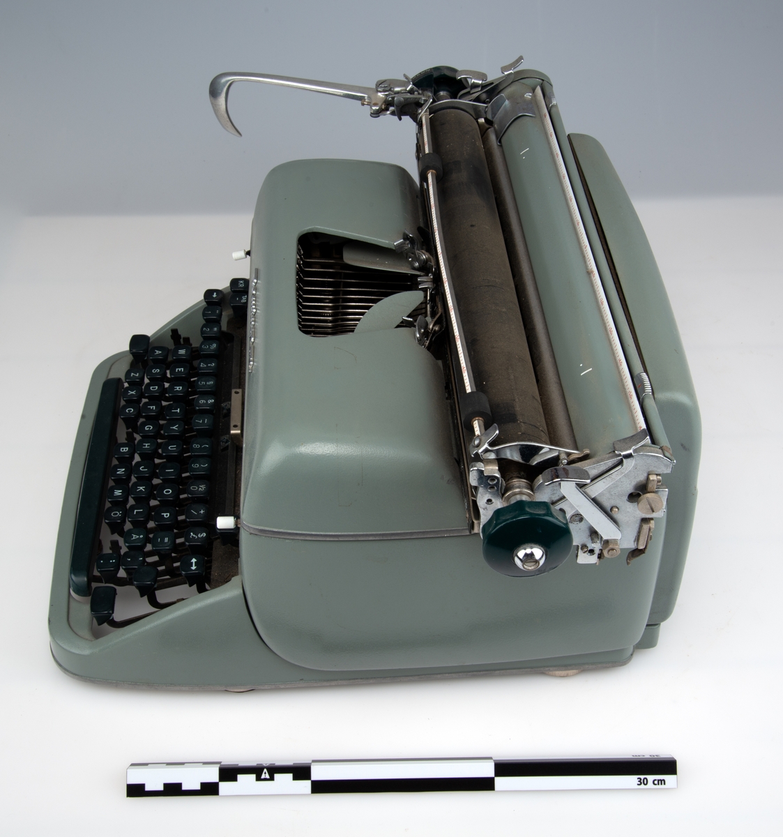 Gjenstandens tangener er mørk-grønn mot sort, med hvite tegn.
Gjenstandens hovedfarge er grå mot lys grønn.
Papirholder/trommel er sort.
Enkelte detaljer er i blankt metall.
Produsentmerke i metall "Remington" mellom tangenter og skrivehode/papirholder.