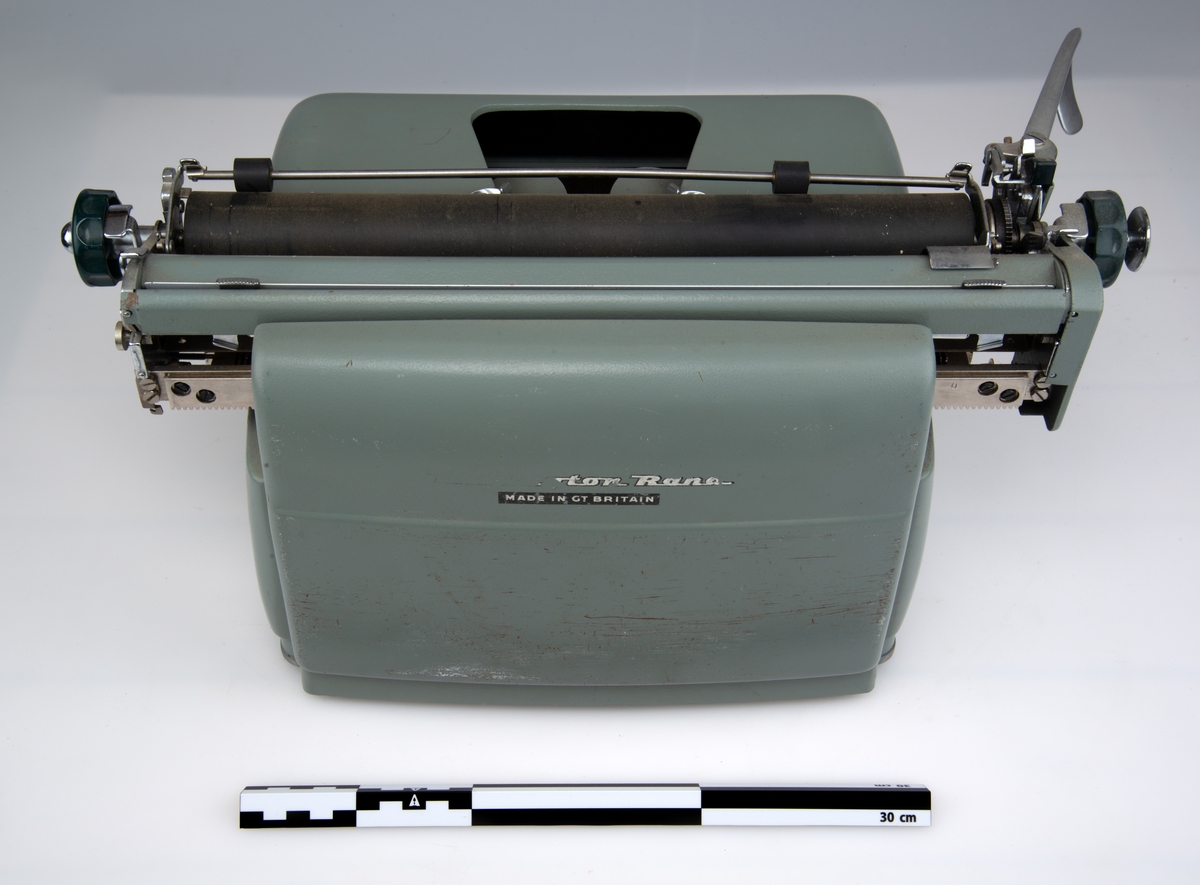 Gjenstandens tangener er mørk-grønn mot sort, med hvite tegn.
Gjenstandens hovedfarge er grå mot lys grønn.
Papirholder/trommel er sort.
Enkelte detaljer er i blankt metall.
Produsentmerke i metall "Remington" mellom tangenter og skrivehode/papirholder.