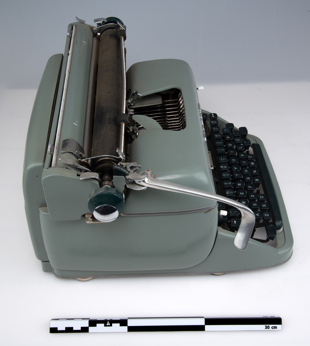 Gjenstandens tangener er mørk-grønn mot sort, med hvite tegn.
Gjenstandens hovedfarge er grå mot lys grønn.
Papirholder/trommel er sort.
Enkelte detaljer er i blankt metall.
Produsentmerke i metall "Remington" mellom tangenter og skrivehode/papirholder.