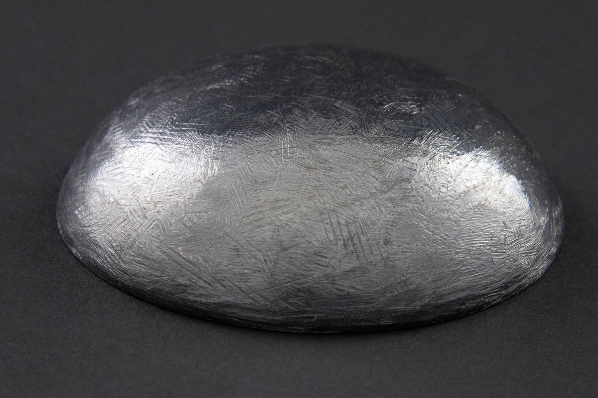 Halvkuleformet lokk i oksidert sølv.