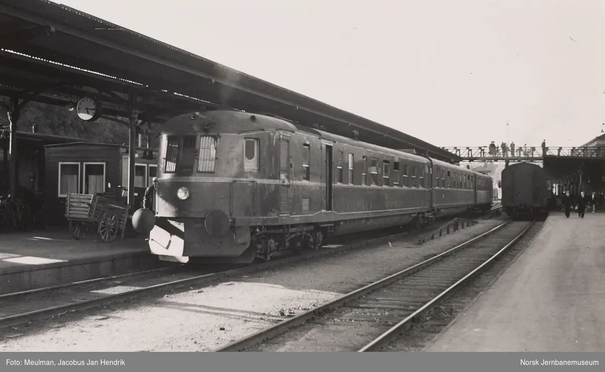 Danske Statsbaner (DSB) lyntog litra MS i spor 1 i Aalborg med tog til Frederikshavn