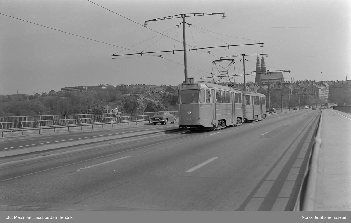 Stockholm Spårvägar sporvogn nr. 436 med tilhenger på Västerbron i Stockholm