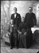 Gruppbild med man, kvinna och två ynglingar. Familjen Janne Svensson, Kumlaby, Visingsö.
