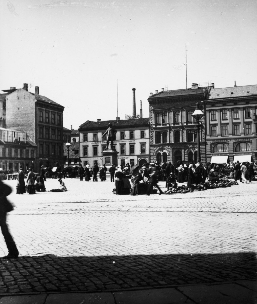 Mennesker på Stortorvet i Oslo