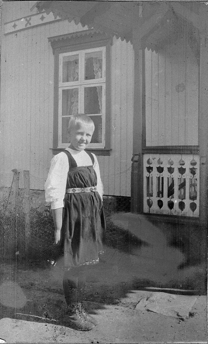 Liten jente i "hverdagsstakk". Magnhild Blegeberg, rundt 1910.