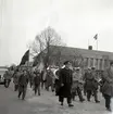 Första majtåg med mässingsorkester passerar Borgholms rådhus vid torget.