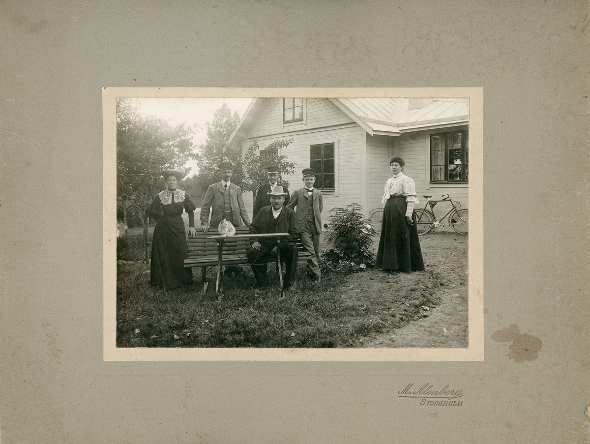 Kvinnor och män från Kalmarsands Handelsaffär, Uppland 1905