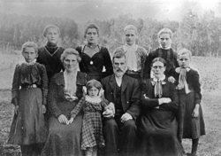 Andrea (Andrine) og Henrik Larsen med barn, barnebarn Helga 