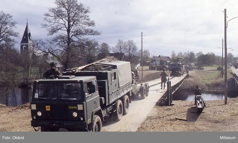 Terrängbil 40 (Tgb 40) Scania med 15,5cm haubits F. På krigsbro 5 (KB 5). A 3.

Dvs. andra fordon