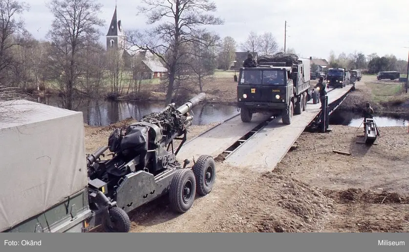 Terrängbil 40 (Tgb 40) Scania med 15,5cm haubits F. På krigsbro 5 (KB 5). A 3.

Dvs. andra fordon