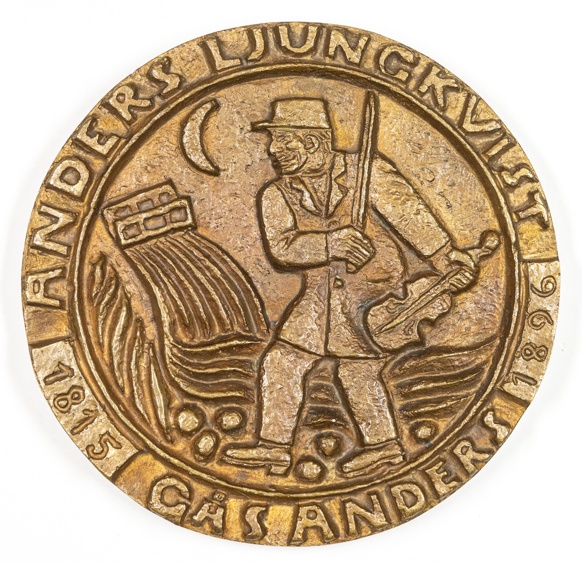 Dubbelsidig bronrelief. På ena sidan Gås Anders porträtt med text: "ANDERS LJUNGKVIST 1815 GÅS ANDERS 1896" På andra sidan Hjort Anders porträtt med text: "TILL UPLANDS SPELMÄN HJORT ANDERS Sommaren 1944 Björklinge Bror Hjorth"
Gjutarstämpel: Herman Bergman fud.