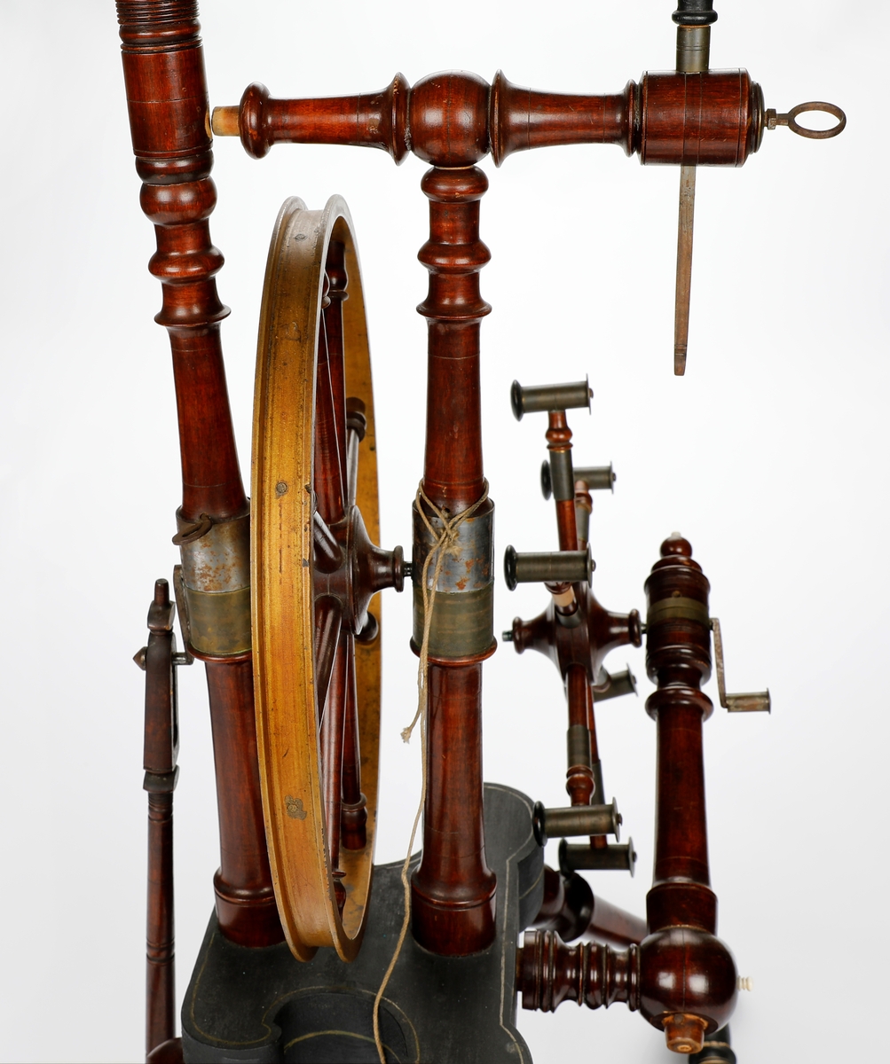 Oppstadrokk med hespetre.