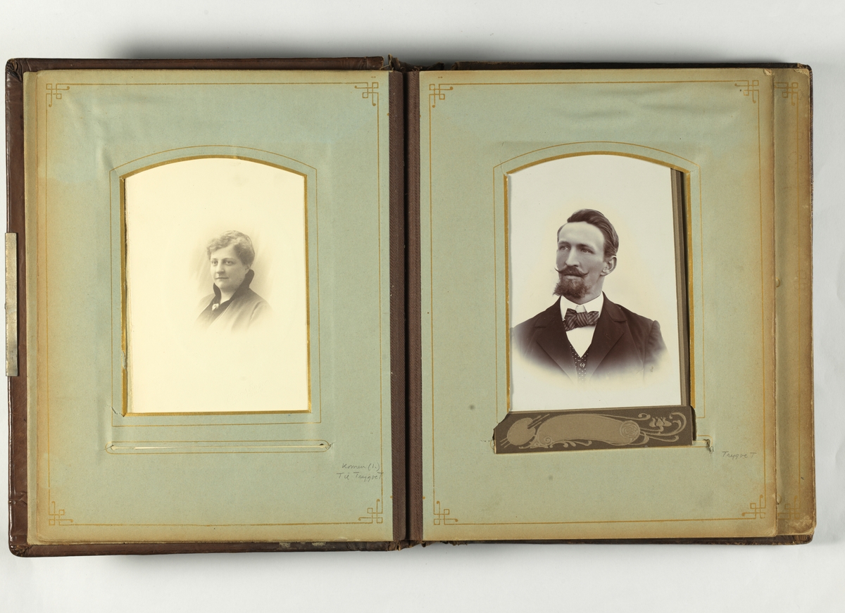 Gulnete svarthvitt-fotos i album med brun skinnperm med presset dekor.
Perm løsnet.
