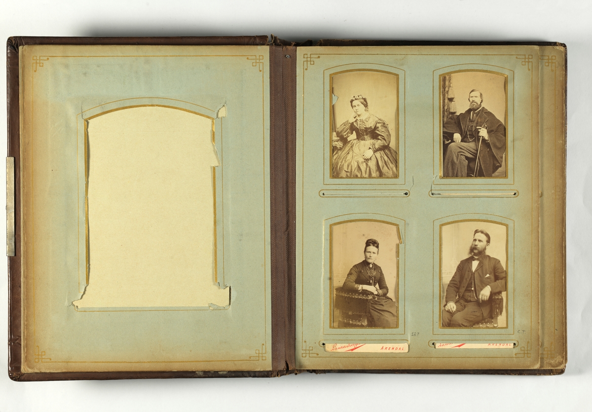 Gulnete svarthvitt-fotos i album med brun skinnperm med presset dekor.
Perm løsnet.