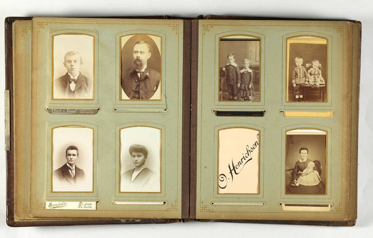 Gulnete svarthvitt-fotos i album med brun skinnperm med presset dekor.
Perm løsnet.