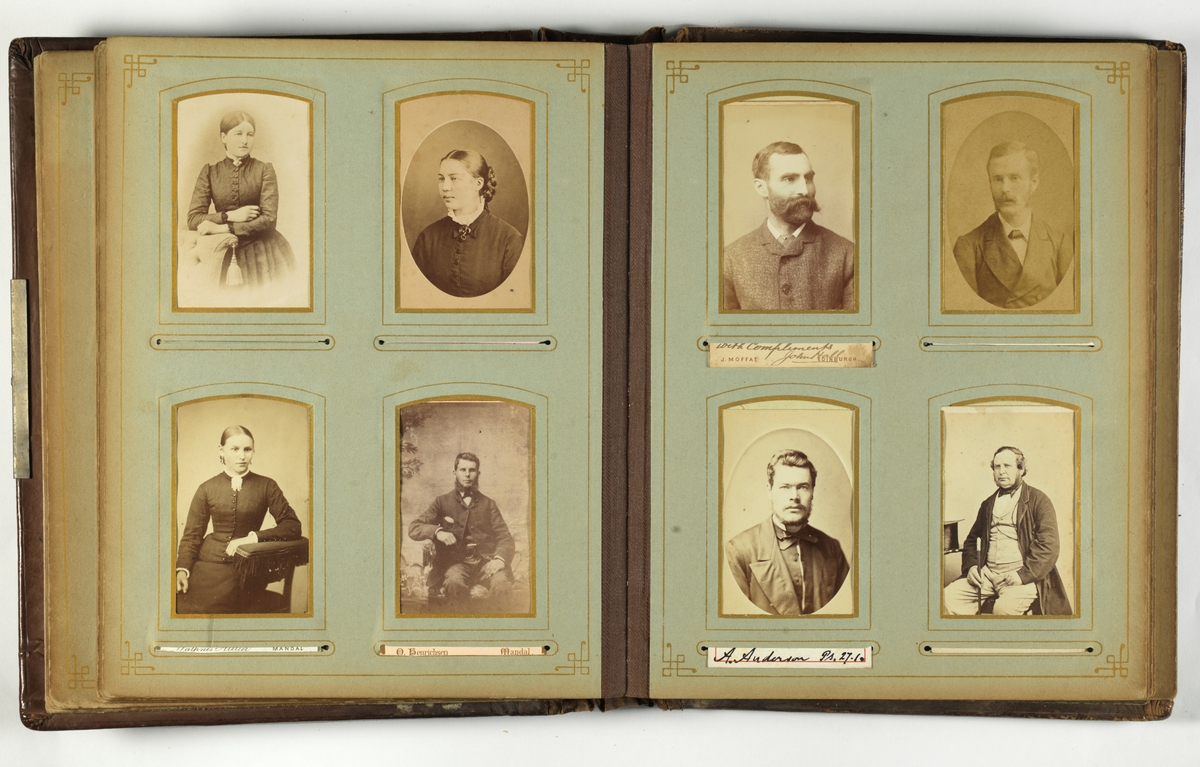 Gulnete svarthvitt-fotos i album med brun skinnperm med presset dekor.
Perm løsnet.