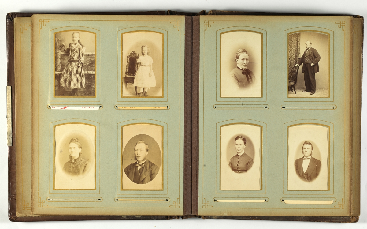 Gulnete svarthvitt-fotos i album med brun skinnperm med presset dekor.
Perm løsnet.