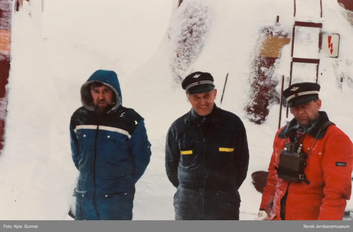 Lokomotivførere i snøryddingstjenesten på Finse stasjon. Fra venstre Erling Lid, Gunnar Kyte og Lars Kindem