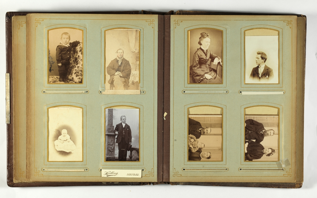 Gulnete svarthvitt-fotos i album med brun skinnperm med presset dekor.
Perm løsnet.