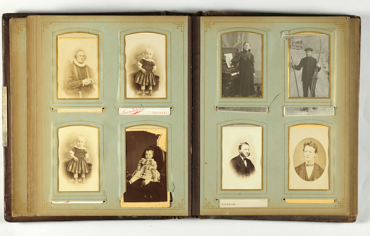 Gulnete svarthvitt-fotos i album med brun skinnperm med presset dekor.
Perm løsnet.