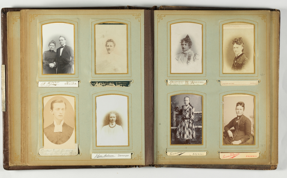 Gulnete svarthvitt-fotos i album med brun skinnperm med presset dekor.
Perm løsnet.