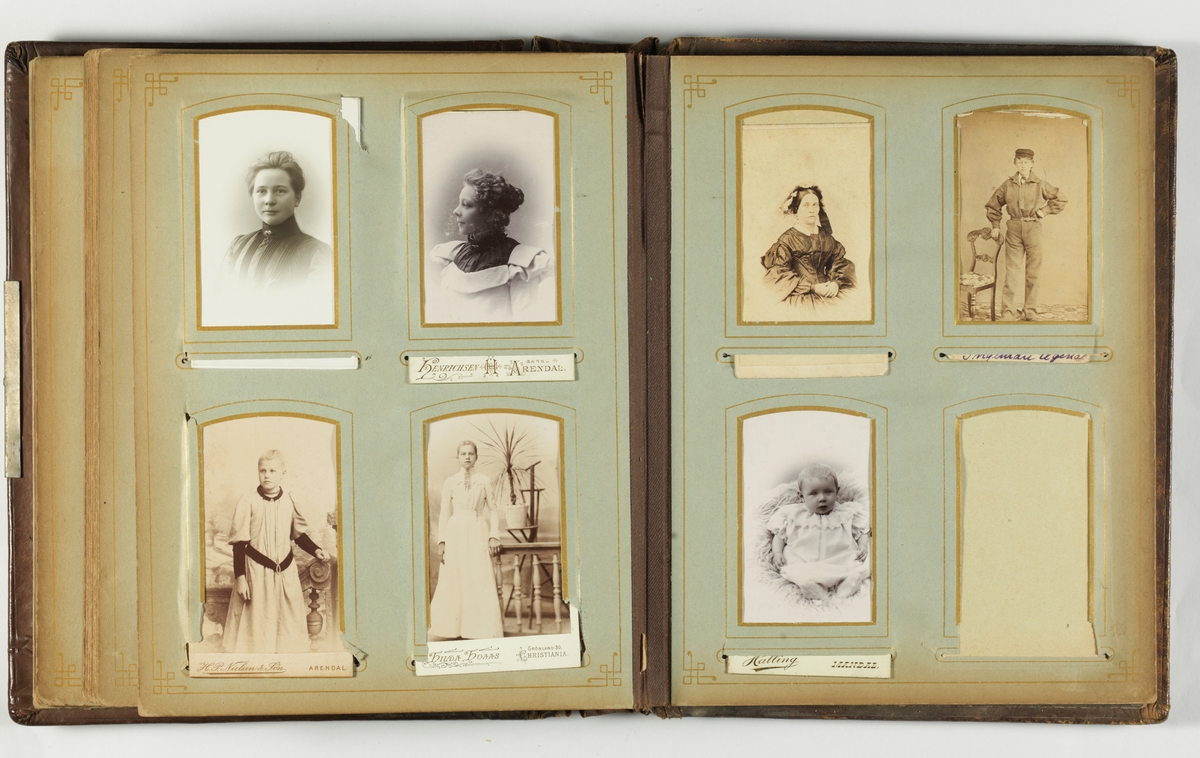 Gulnete svarthvitt-fotos i album med brun skinnperm med presset dekor.
Perm løsnet.